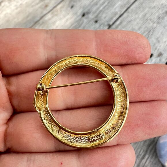 Vintage Jewelry Monet Gold Tone Circle Brooch Pin Round Gold Circle - Picture 2 of 2